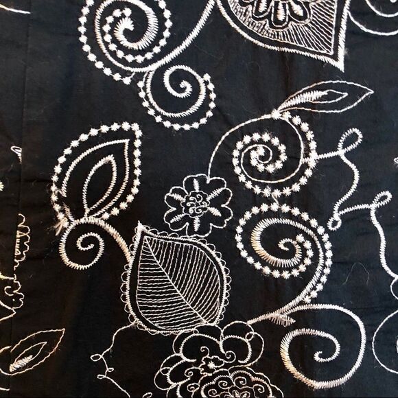 Black skirt side zip white stitched flowers Sz 10 - Picture 2 of 6